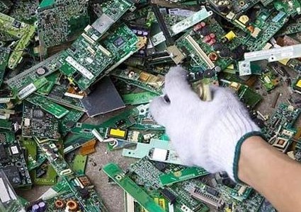 電子廢物回收 點石成”金” 回收提煉變金條  近來金價近腰斬 業者轉型做回收代工